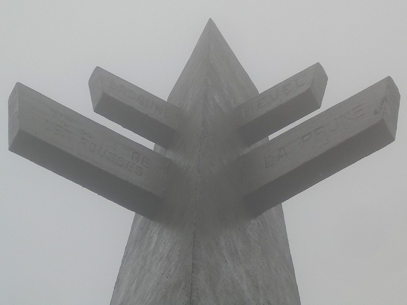 Obélisque du monument au Corps Franc à Fontbruno